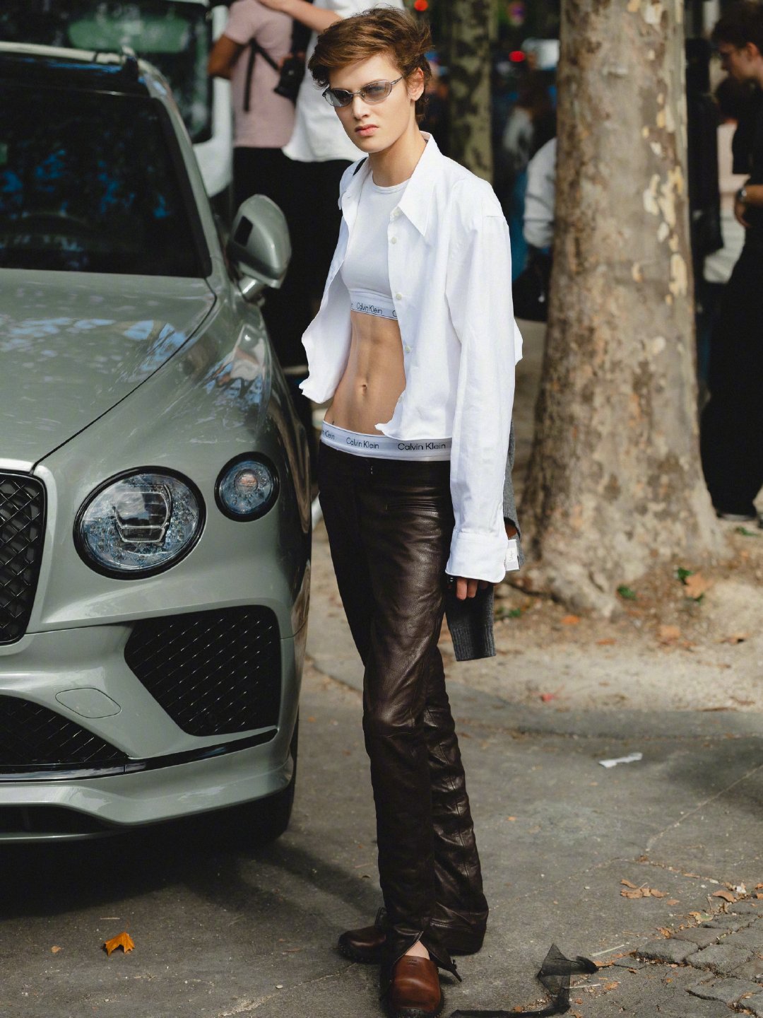 MiuMiu2027春夏系列发布秀——-模特下班街拍。青春洋溢的女孩们，简简单单的style，随性又