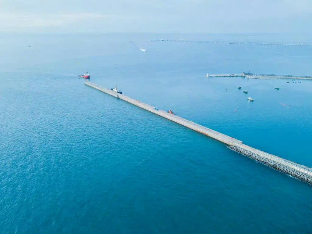 广西·涠洲岛，可以追逐着大海的脚步，听着海风，追着礁石，轻柔的、猛烈的.....