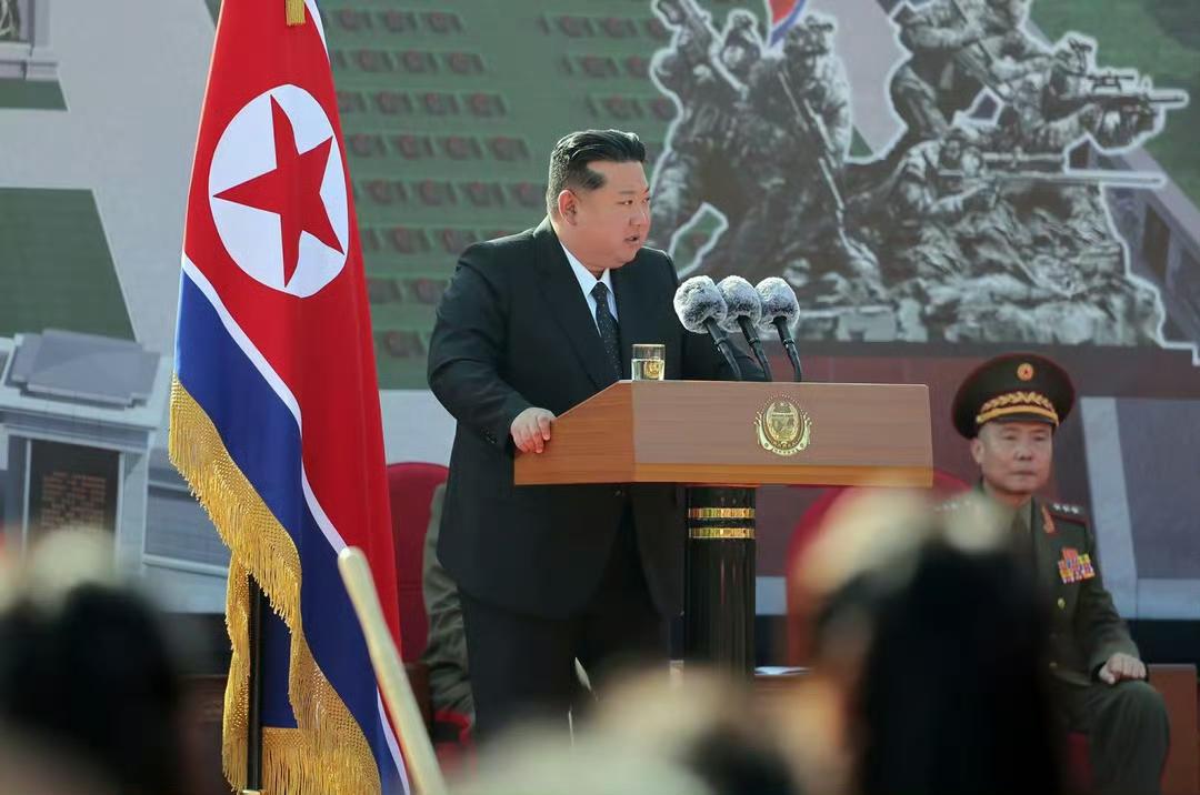 金正恩同志会见赴俄参战将士和家属，并为纪念碑奠基