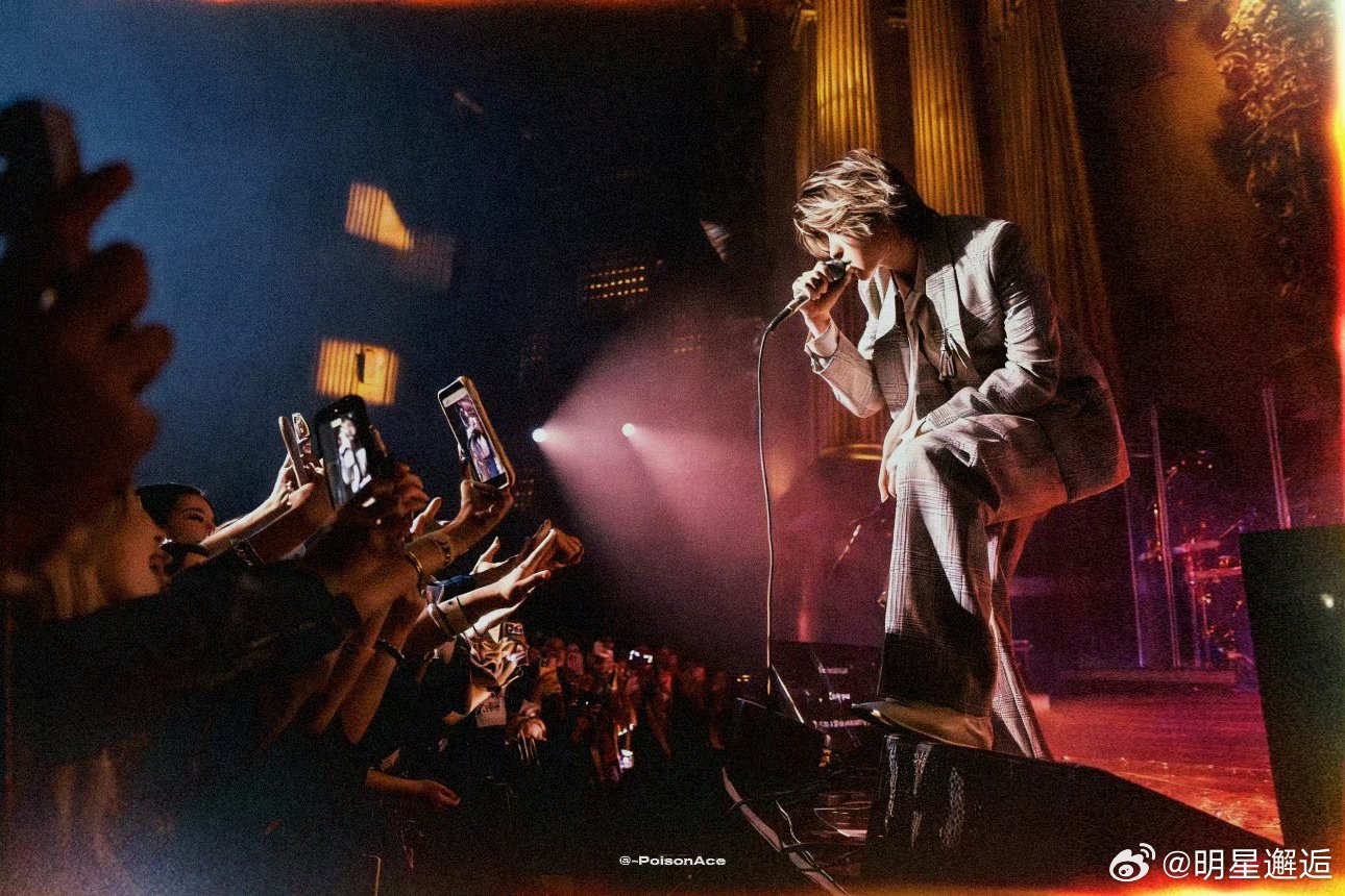 蔡徐坤演唱会中场休息不到30秒内娱天花板，国际舞台杀疯了！蔡徐坤演唱会13首连唱