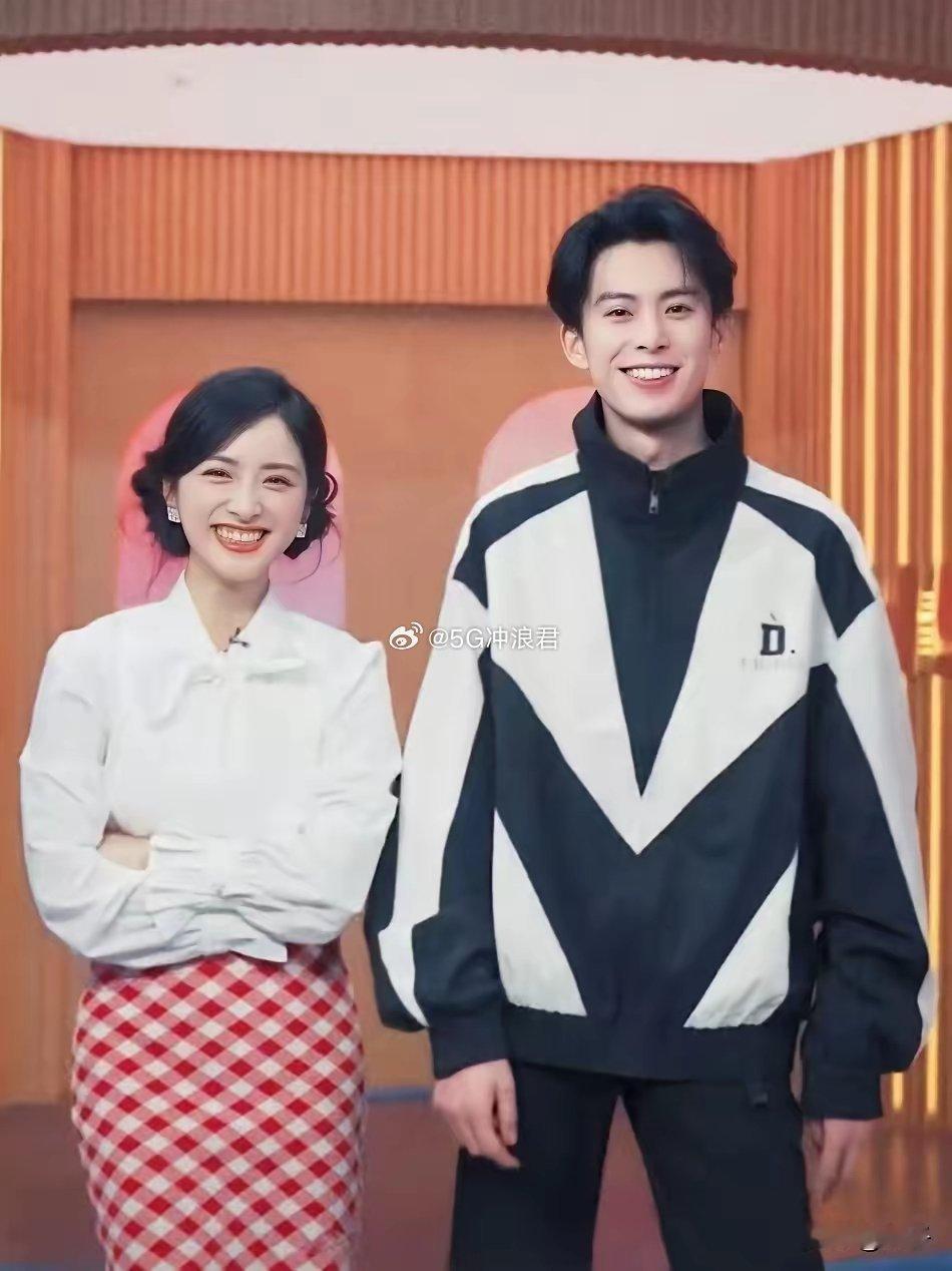 王鹤棣的粉丝终于不忍了！由于王鹤棣最近频繁和沈月合体，再加上跨年演唱会合唱、《亲