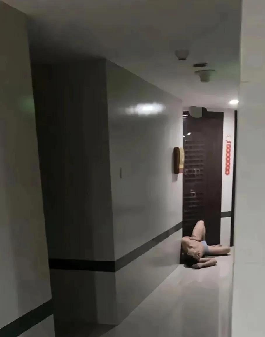可怜的邻居！昨天晚上回来已经都快凌晨一点了，发现503的男邻居，赤条条的躺在他