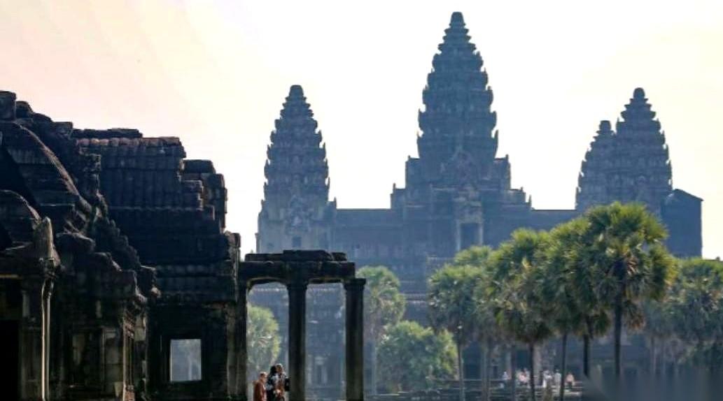 柬埔寨免签了。消息弹出来的时候，我脑子里闪过的第一个画面，不是吴哥窟的微笑，而