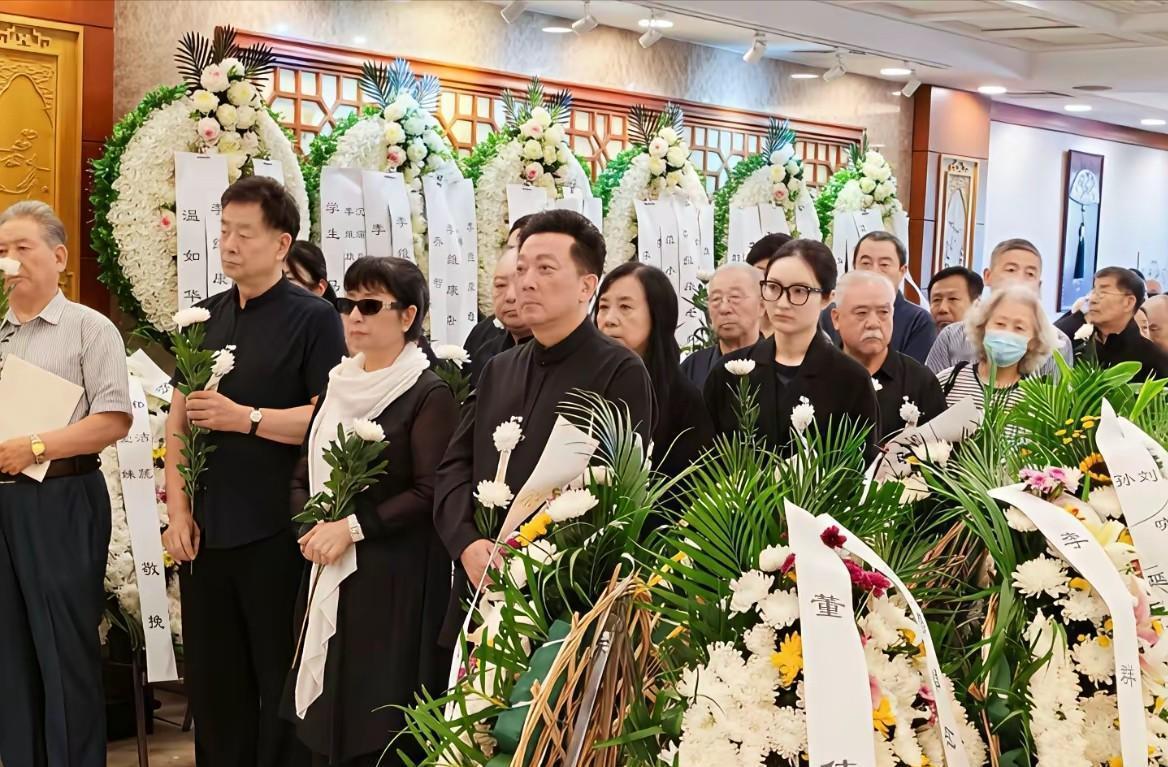 9月1日，李维康的追悼会上，亲人的告别令人泪目。李维康走得安详，可留给家人