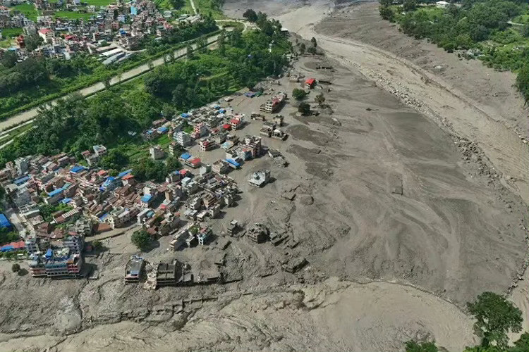 尼泊尔山洪一场突如其来的地质灾害，重创尼泊尔北部山区。昔日村落被泥石掩埋，无数家