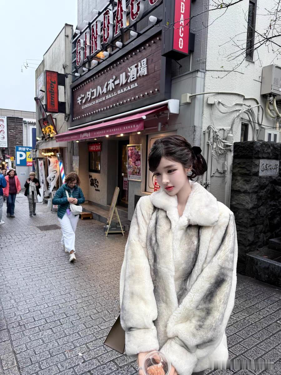 长相是个很玄的东西，有个词叫貌似厚道。年轻时，我的长相一看就是特别老实，但其实