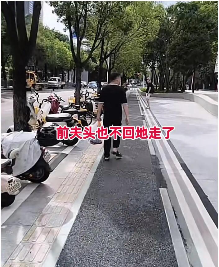 笑不活！32岁女子晒离婚证高调“解脱”，1个月后悔到拍大腿，网友神吐槽太扎心