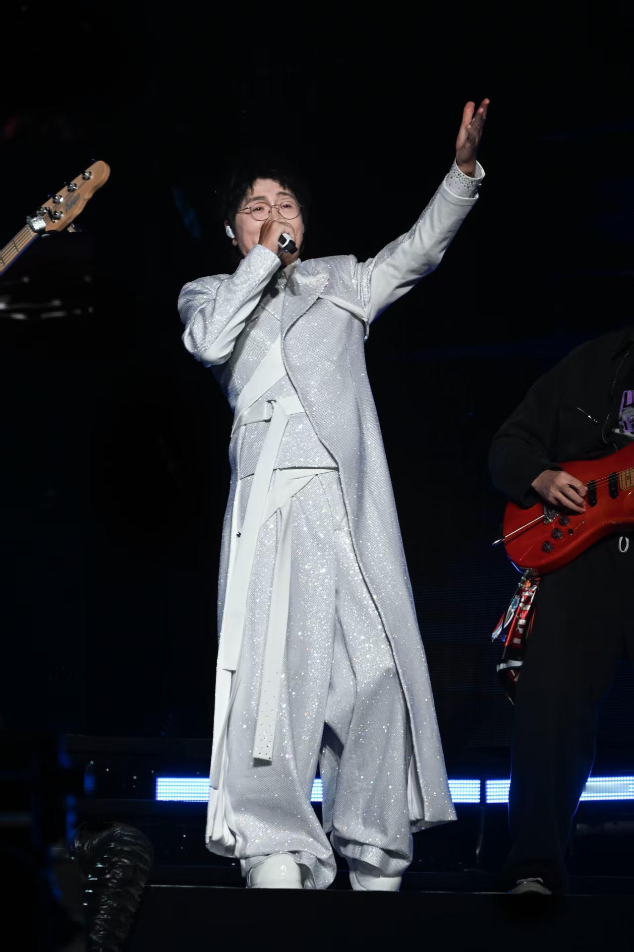 孙楠说张彬彬是绝唱孙楠夸张彬彬“颓废的潇洒”，说他低音中音共鸣“简直太舒服了”，
