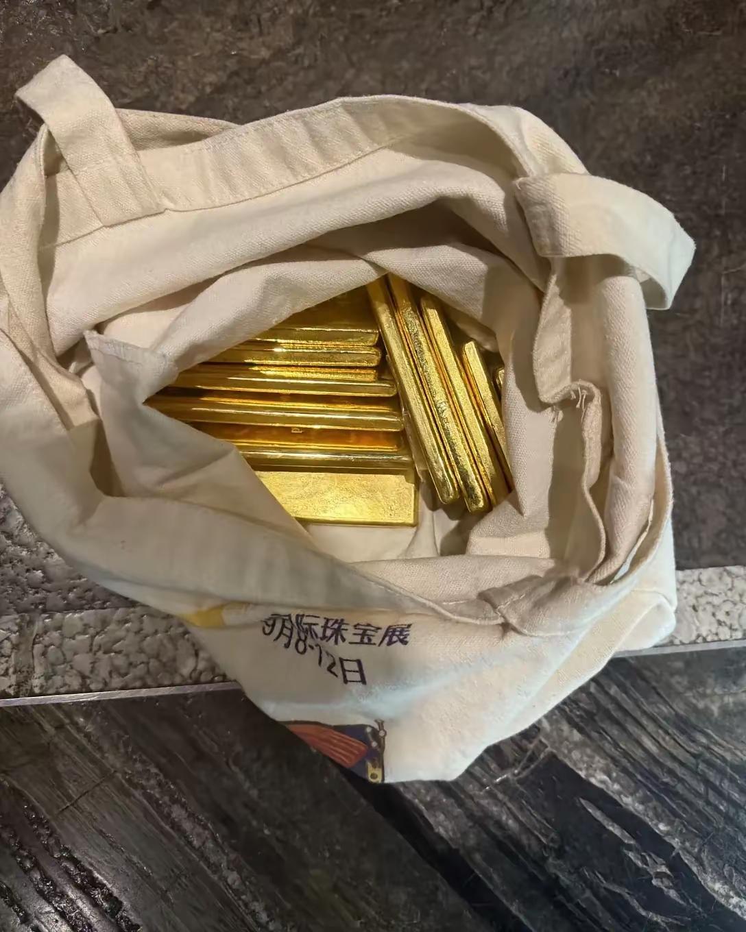 金价破千，普通老百姓还能买吗？金价都涨到1000多一克了，普通老百姓不是不