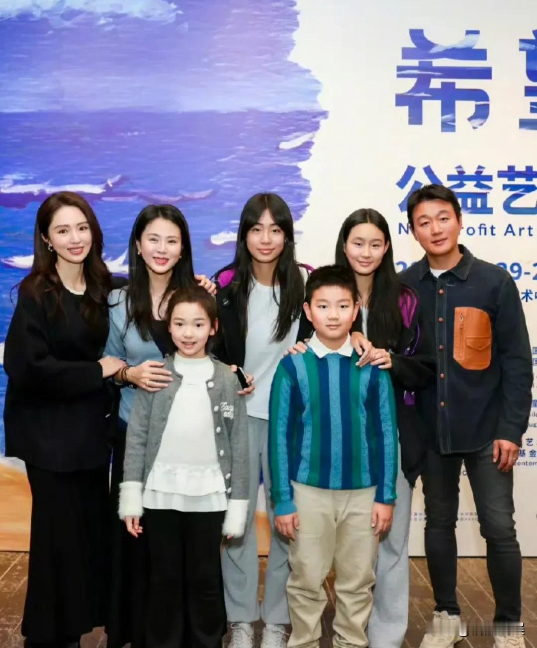 佟大为一家子和董璇母女俩，现身做公益。看佟大为一家子同框，感觉佟大为的基因好强大