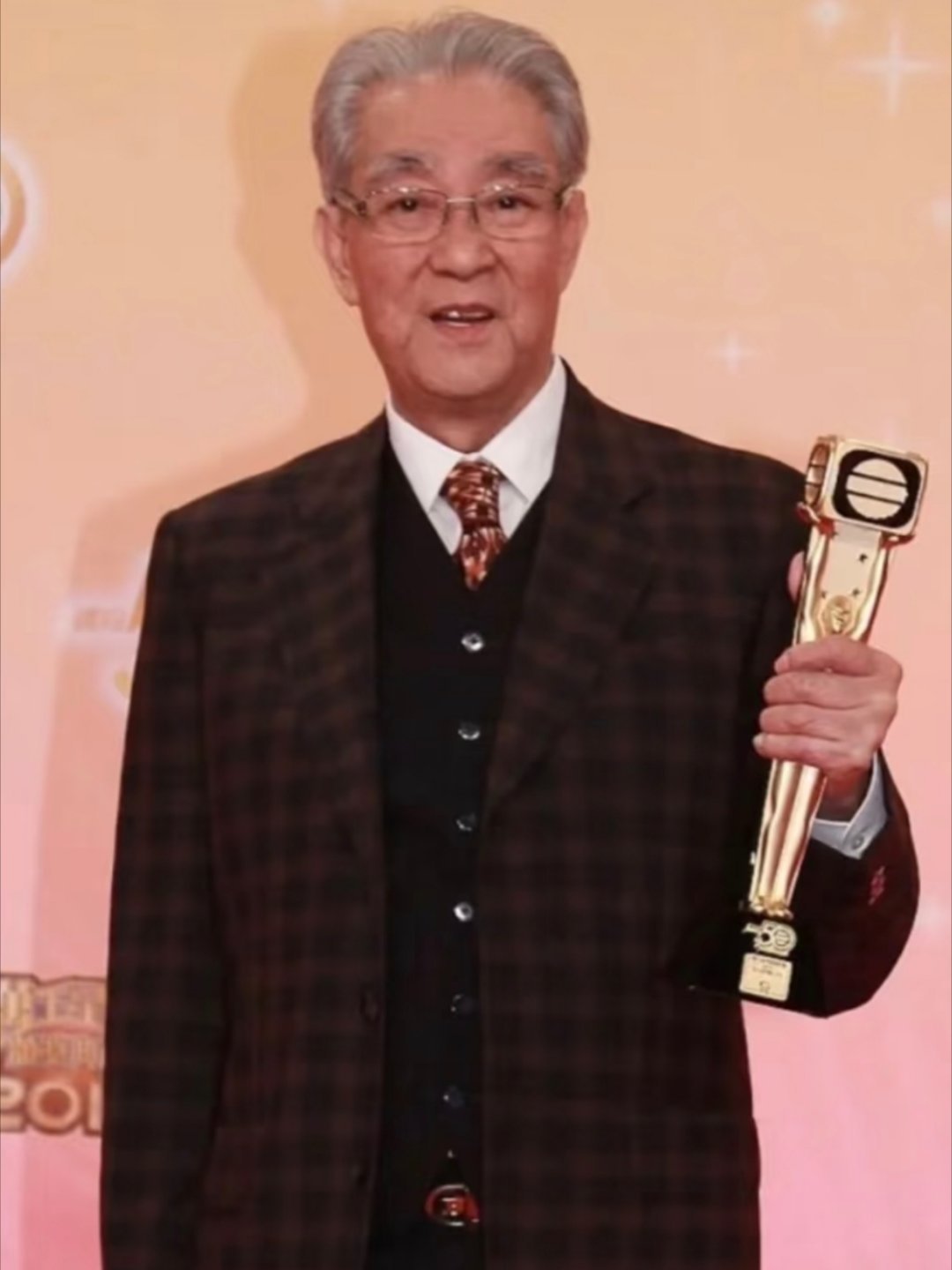 前TVB艺员周骢离世。原名冼锦荣嘅周骢，因肺炎离世享寿92岁。艺名取自名剧《雷雨