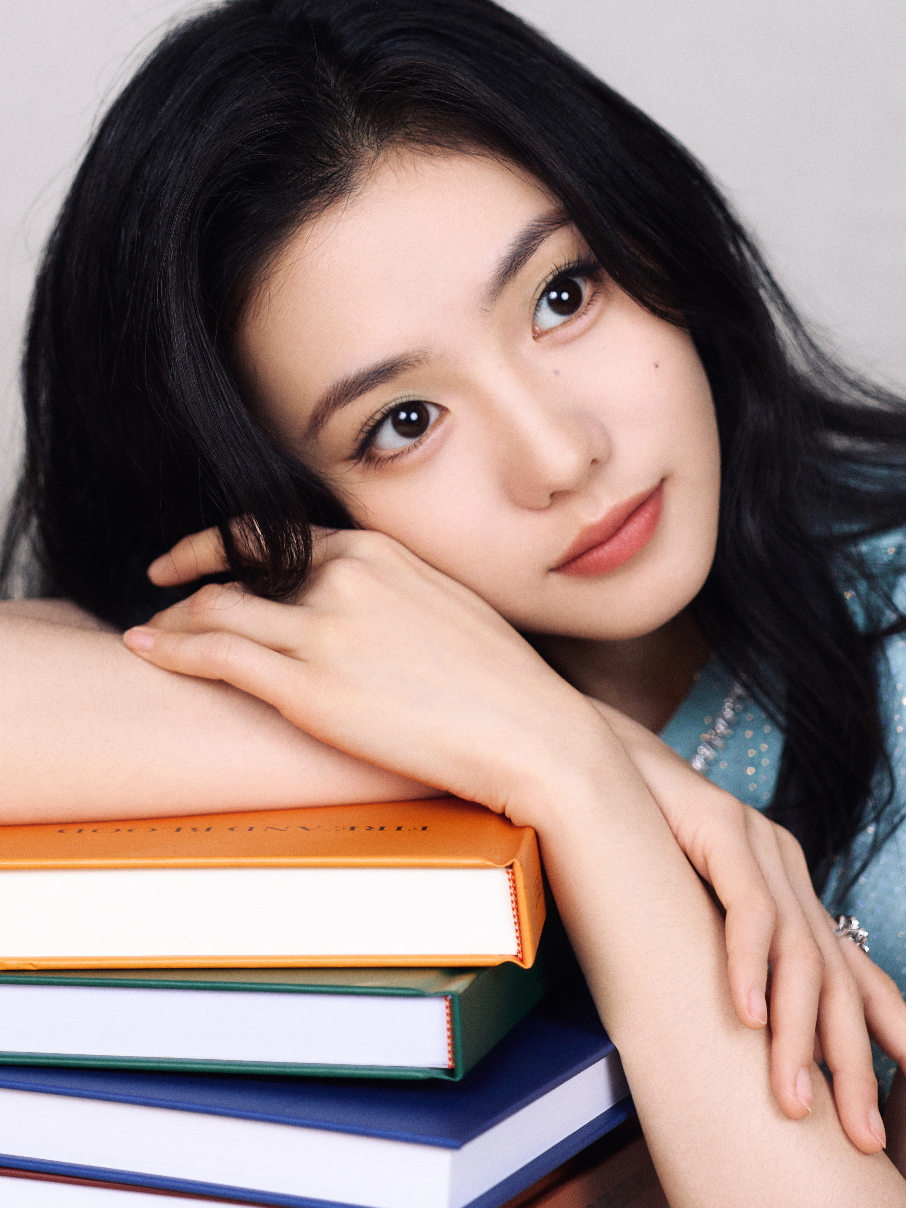 演员刘浩存今日出席合作品牌发布会造型图集，身着RachelLai2026春夏