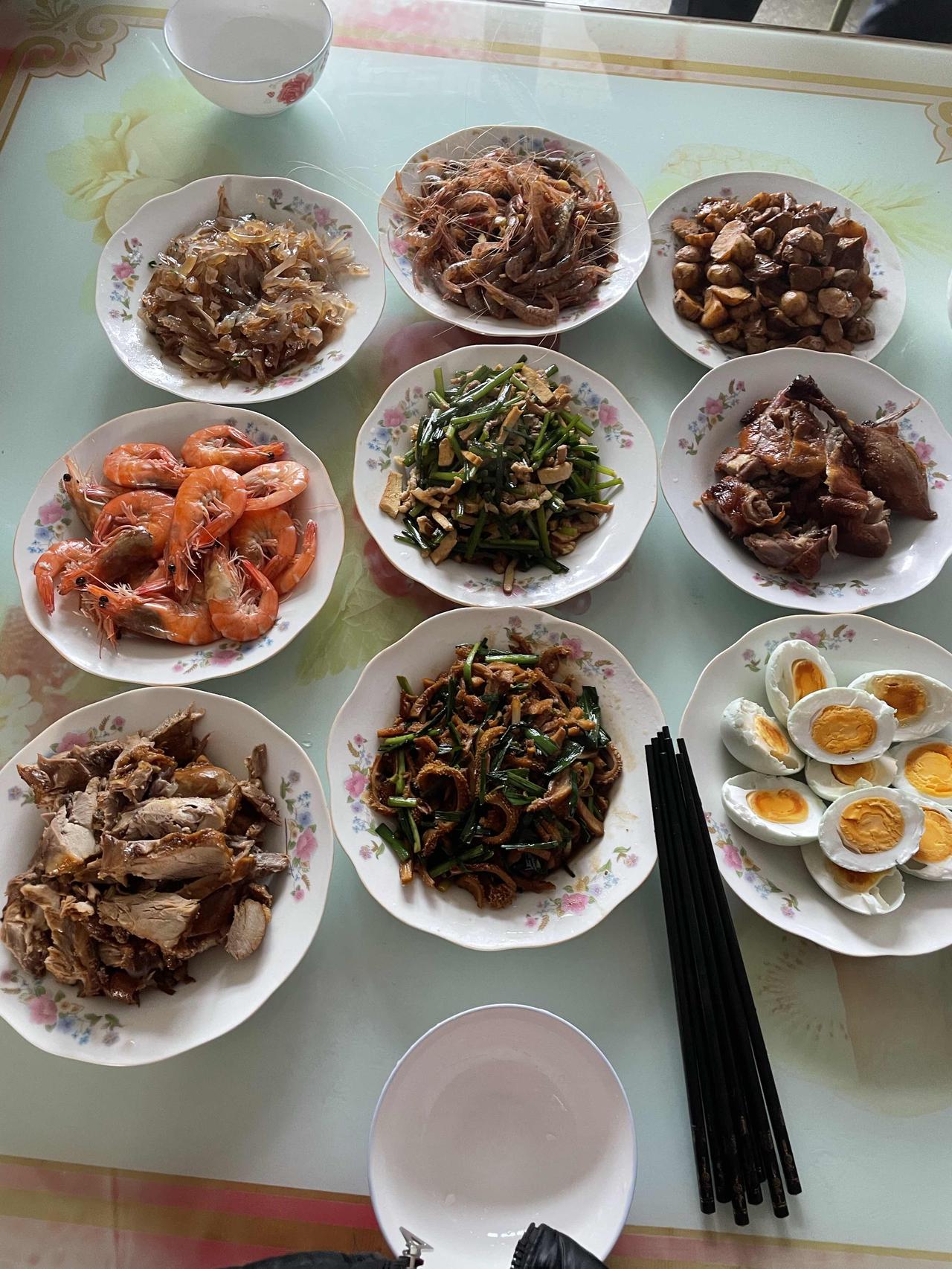 前几天早跟妈说，放假了，我们两个人过来！今天是放假第一天，我和老公早早地起床