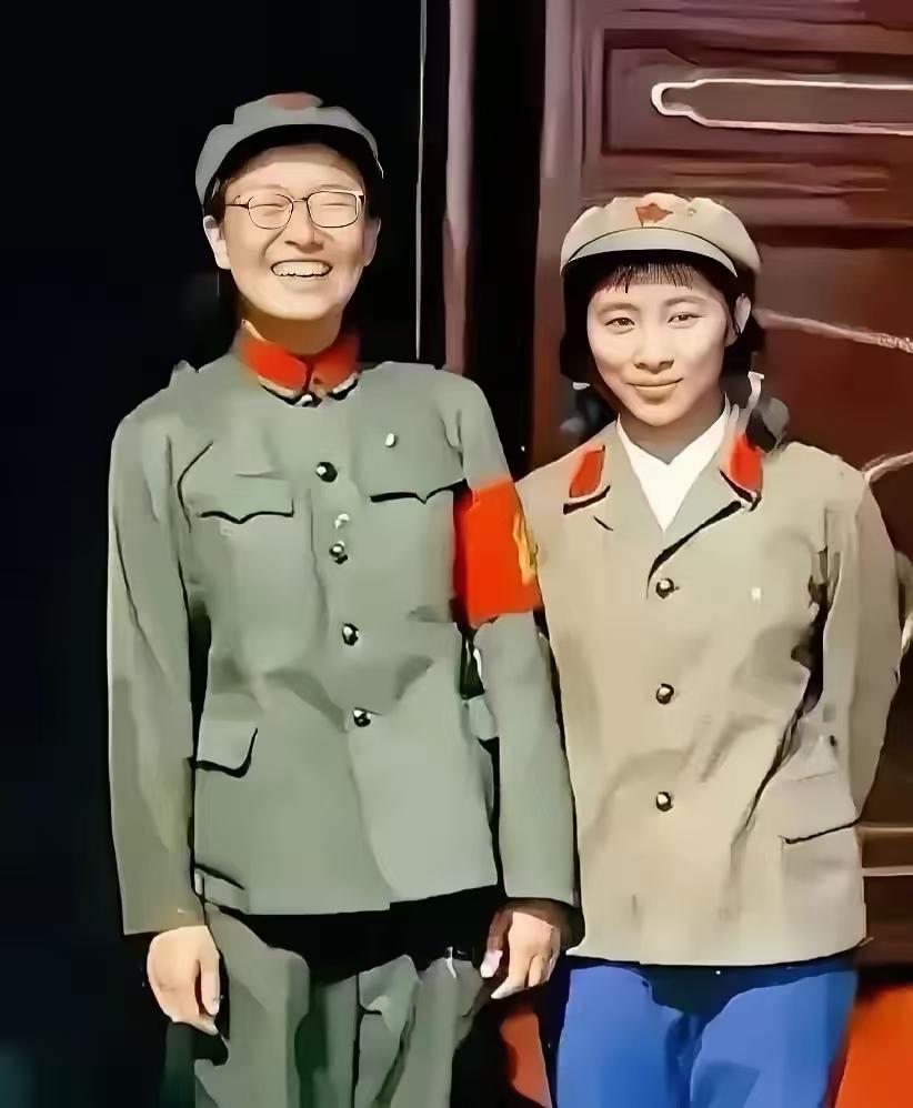 这张珍贵的老照片极为罕见，年轻时的李讷和林豆豆在一起合影留念照，两个人都身穿军装