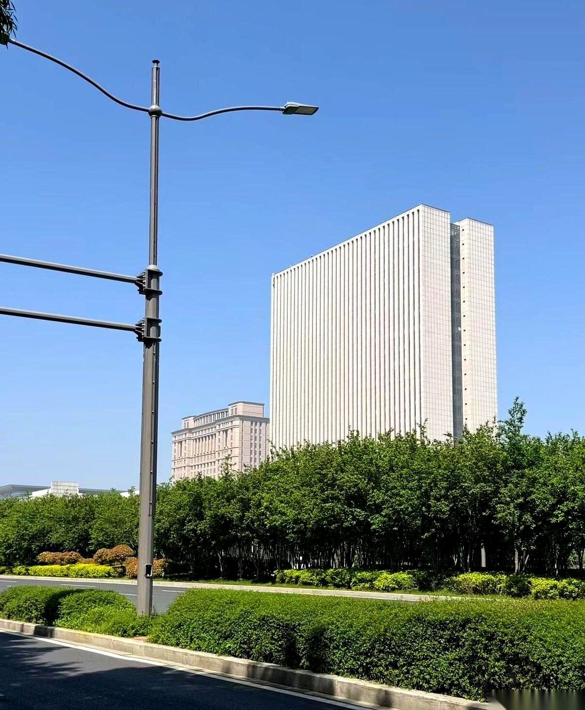 老公54岁，整整闲在家里一年多了。每天除了泡壶茶，就是瘫在阳台刷手机。换别人