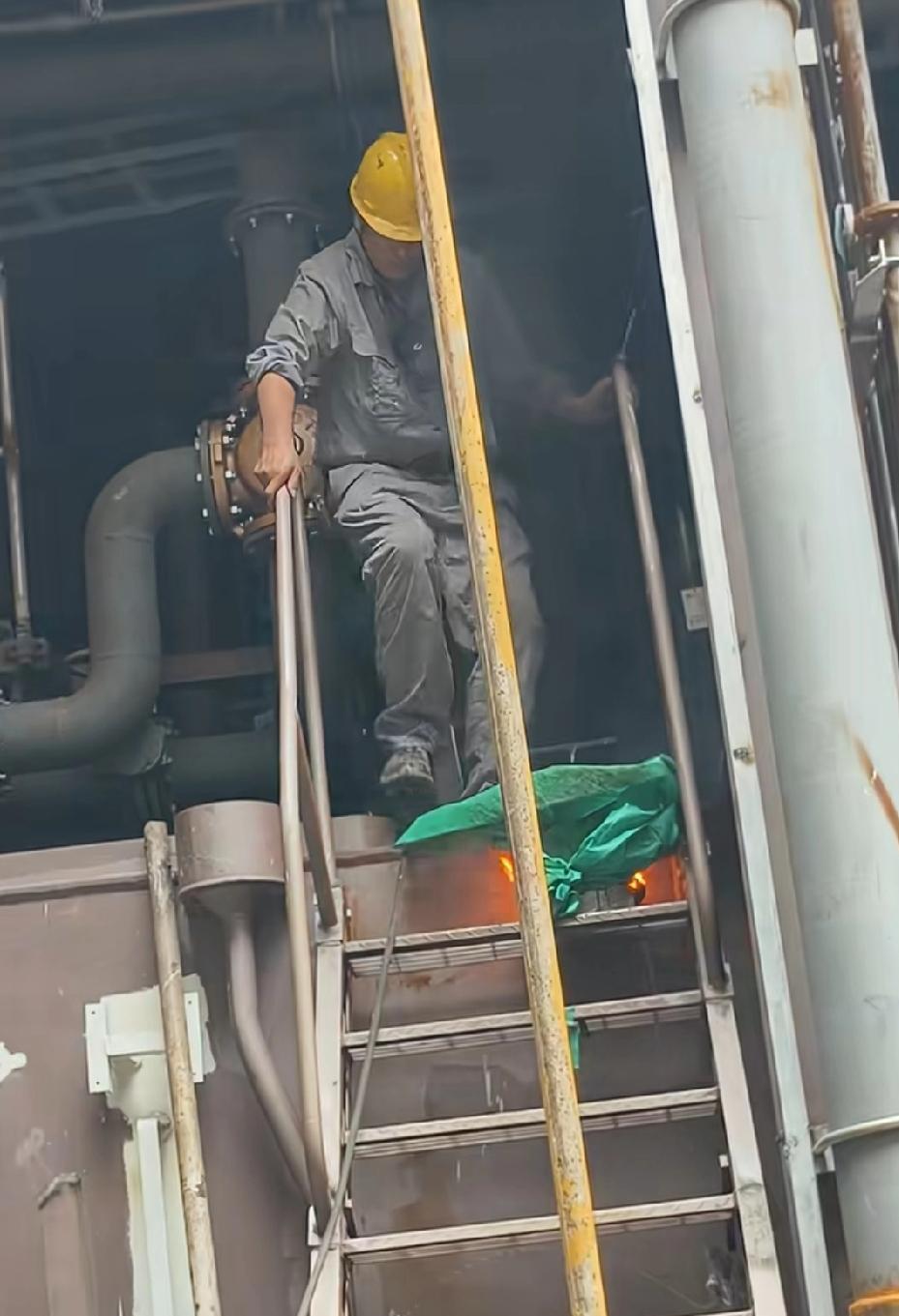 桶里是油漆，绿色是三防布，可以阻燃，千不该万不该用脚去踩本来火还小，这下惨了，