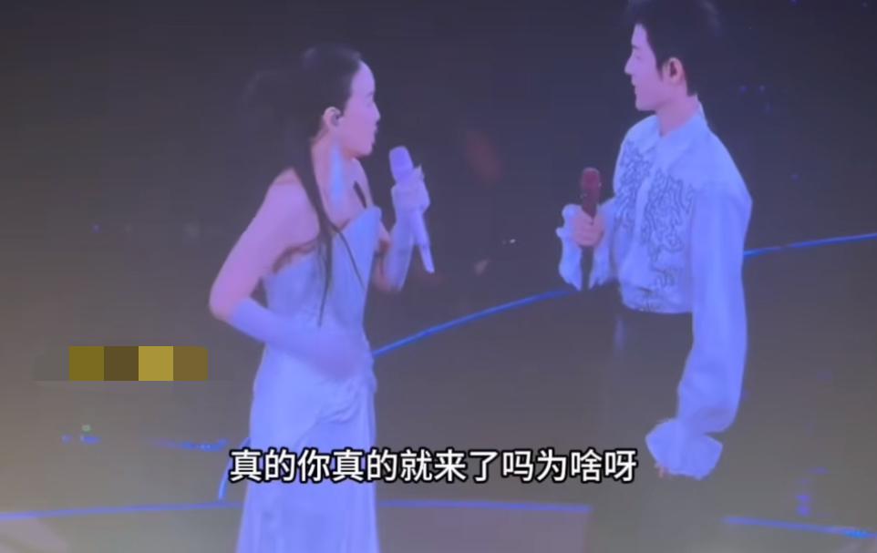 那英和肖战在演唱会上的这段对话，比任何彩排都真实。肖战站在台上，那英第一句话就