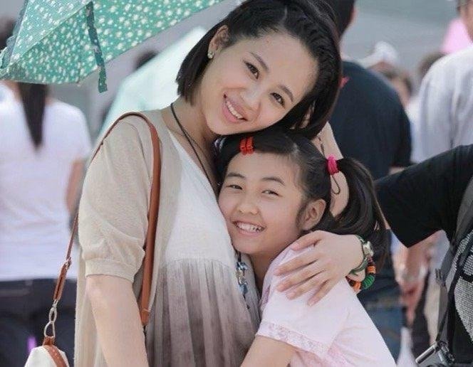 杨紫和张子枫的合照，一个19岁一个10岁，没想到两个人小时候是真的像