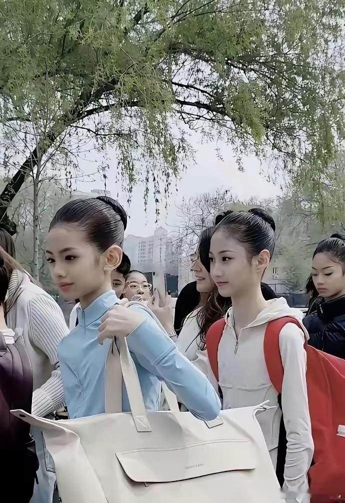 北电招生现场这两个女生颜值绝了，现在艺考也太卷了吧！