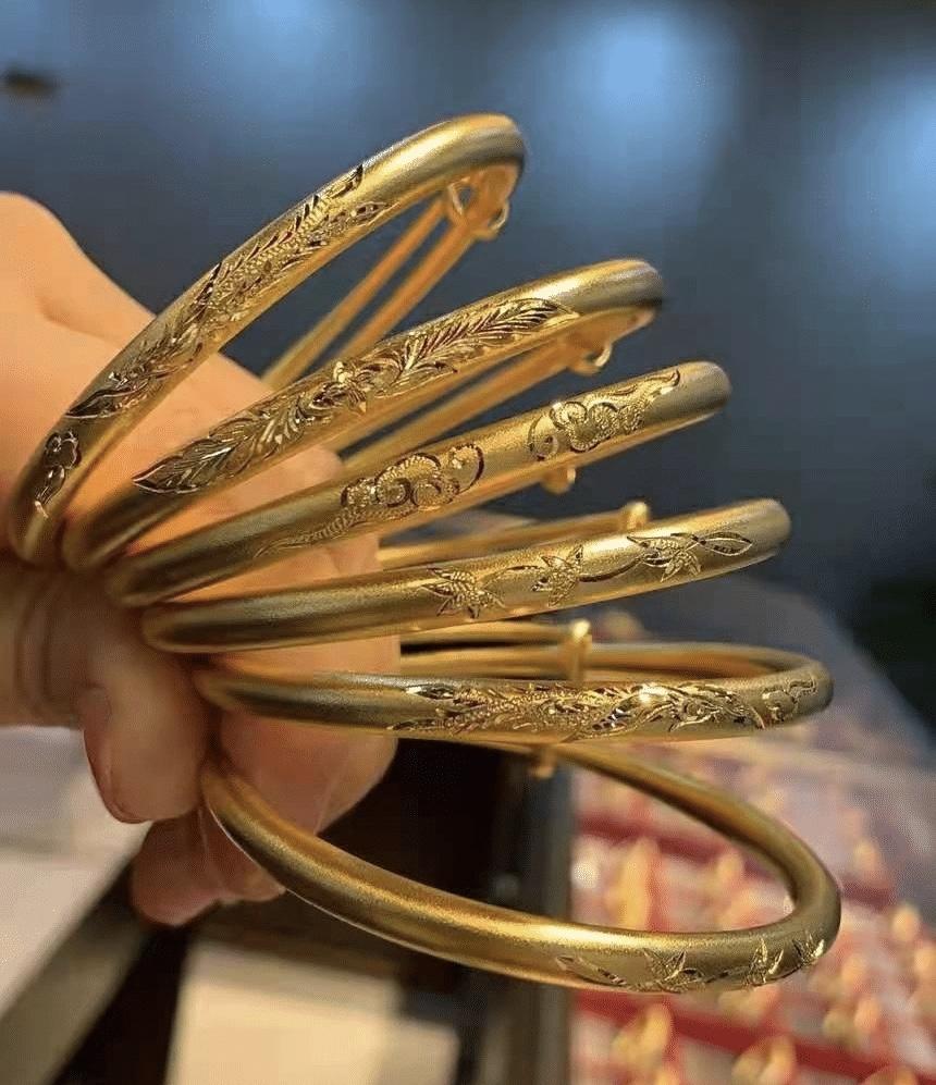 金店柜姐的“至暗时刻”：年轻人把银行当金库，把老街当秀场现在的金价，简直是“