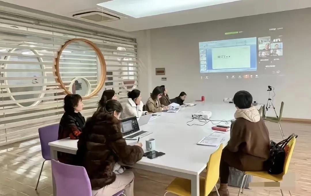 宗馥莉私下挺简单的，她穿着皮草、底下搭配卡其色裤子，跟员工们一起开会，办公室很简