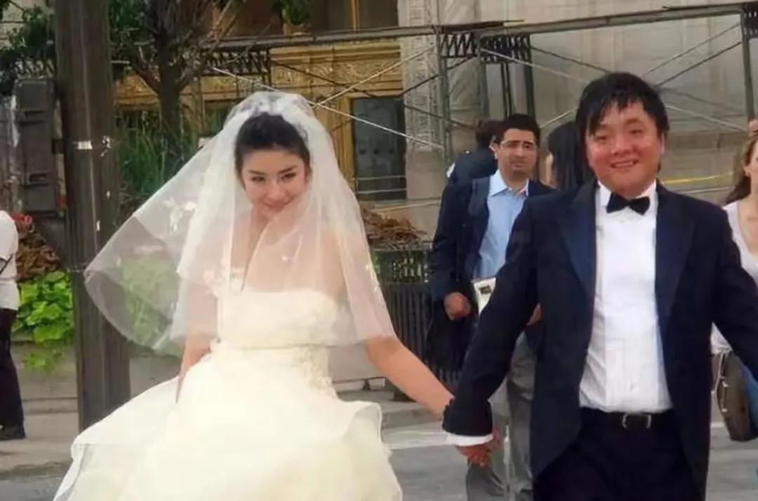 冷知识：黄奕是有2段婚姻的，除了最近热议的前夫黄毅清除外，她还有第一任前夫是富商