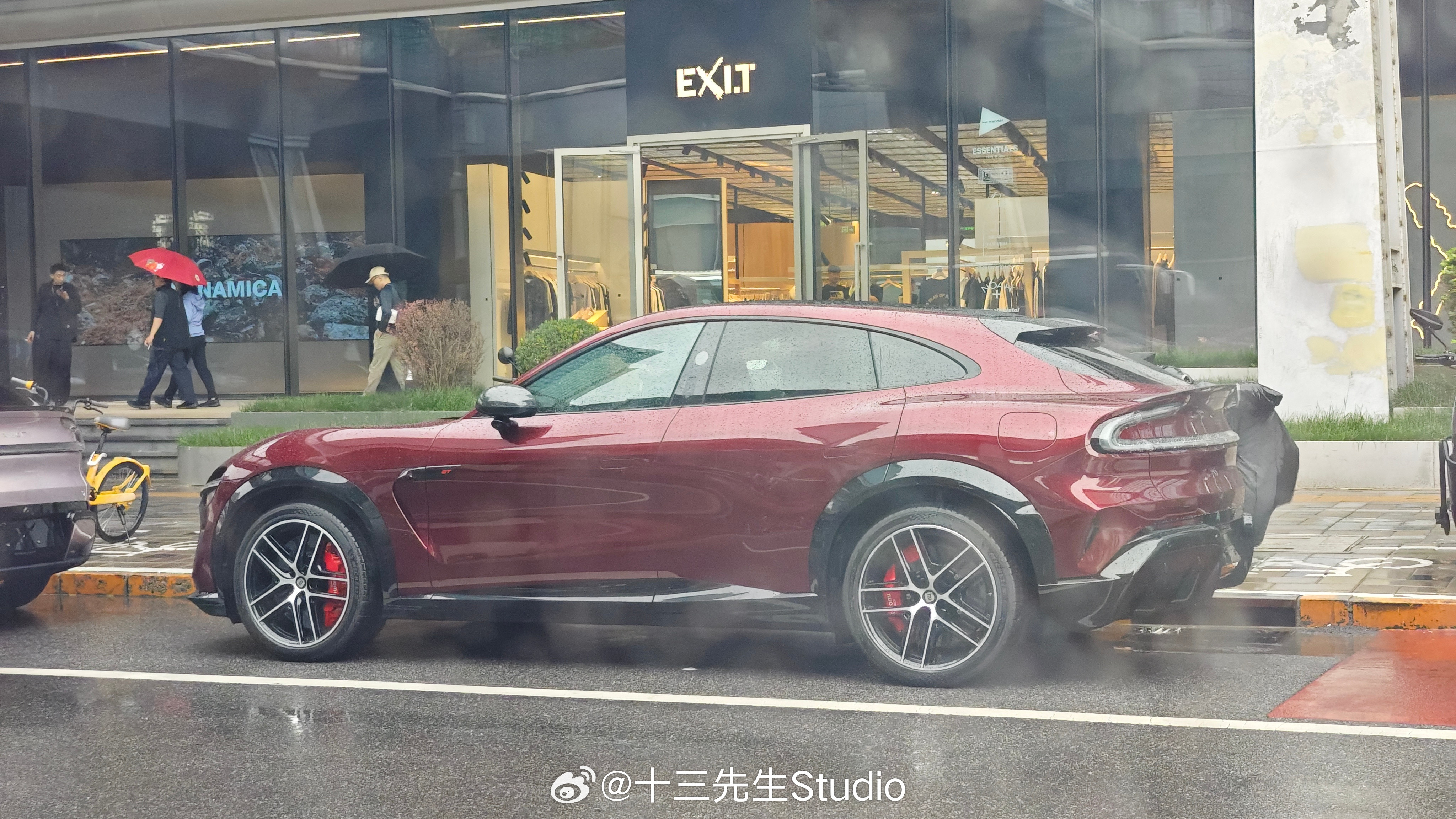 红的YU7GT在雨中的视觉效果，这个红色有光会很好看，阴天偏暗小米yu7gt什
