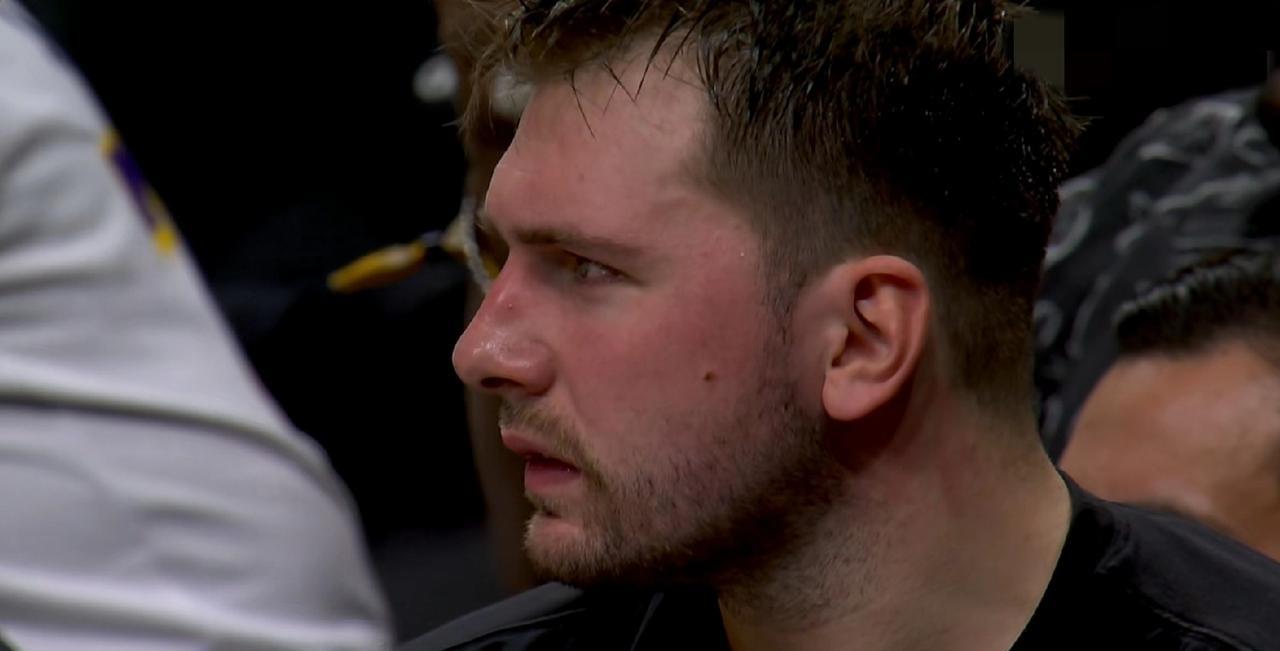 湖人超级球星东契奇真是特别的沮丧！在今天进行的湖人和老鹰的比赛中，当时比赛进行到