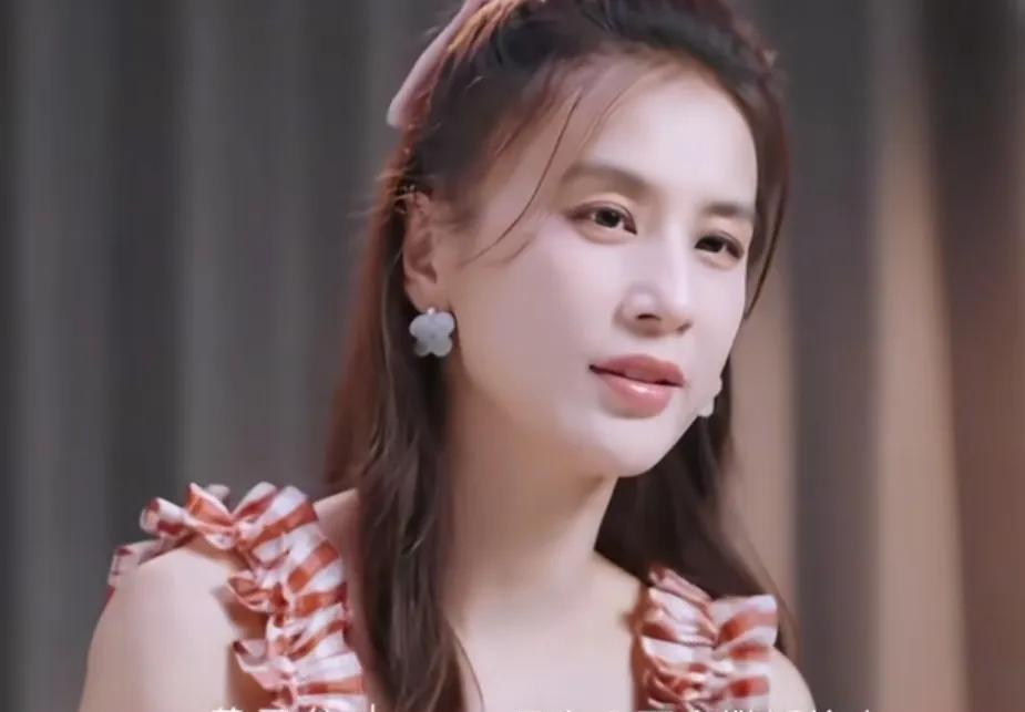 黄圣依说自己从虞书欣身上学到了撒娇女人最好命，她说虞书欣很会撒娇，她是不会撒娇的