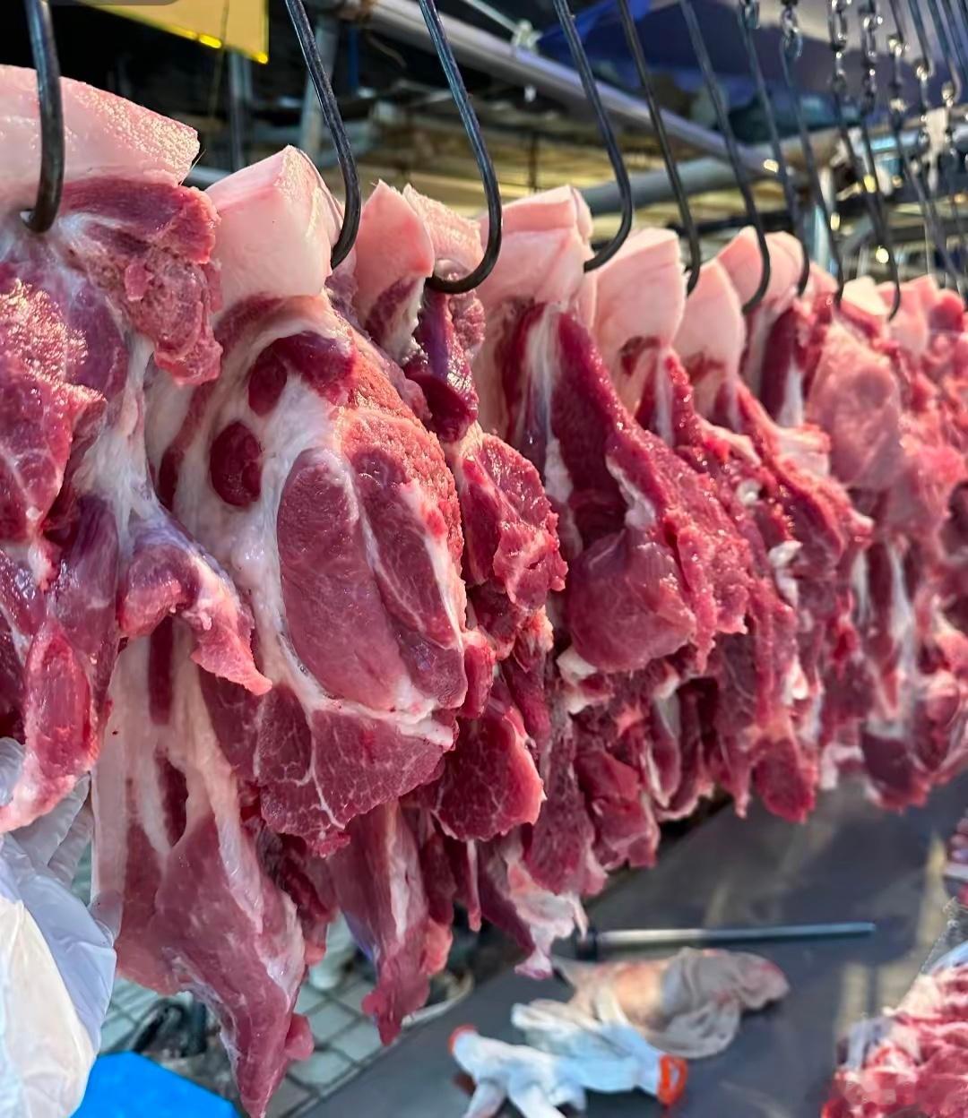 2015年：猪肉13元/斤｜牛肉32元/斤2016年：猪肉14元/斤｜牛肉33元
