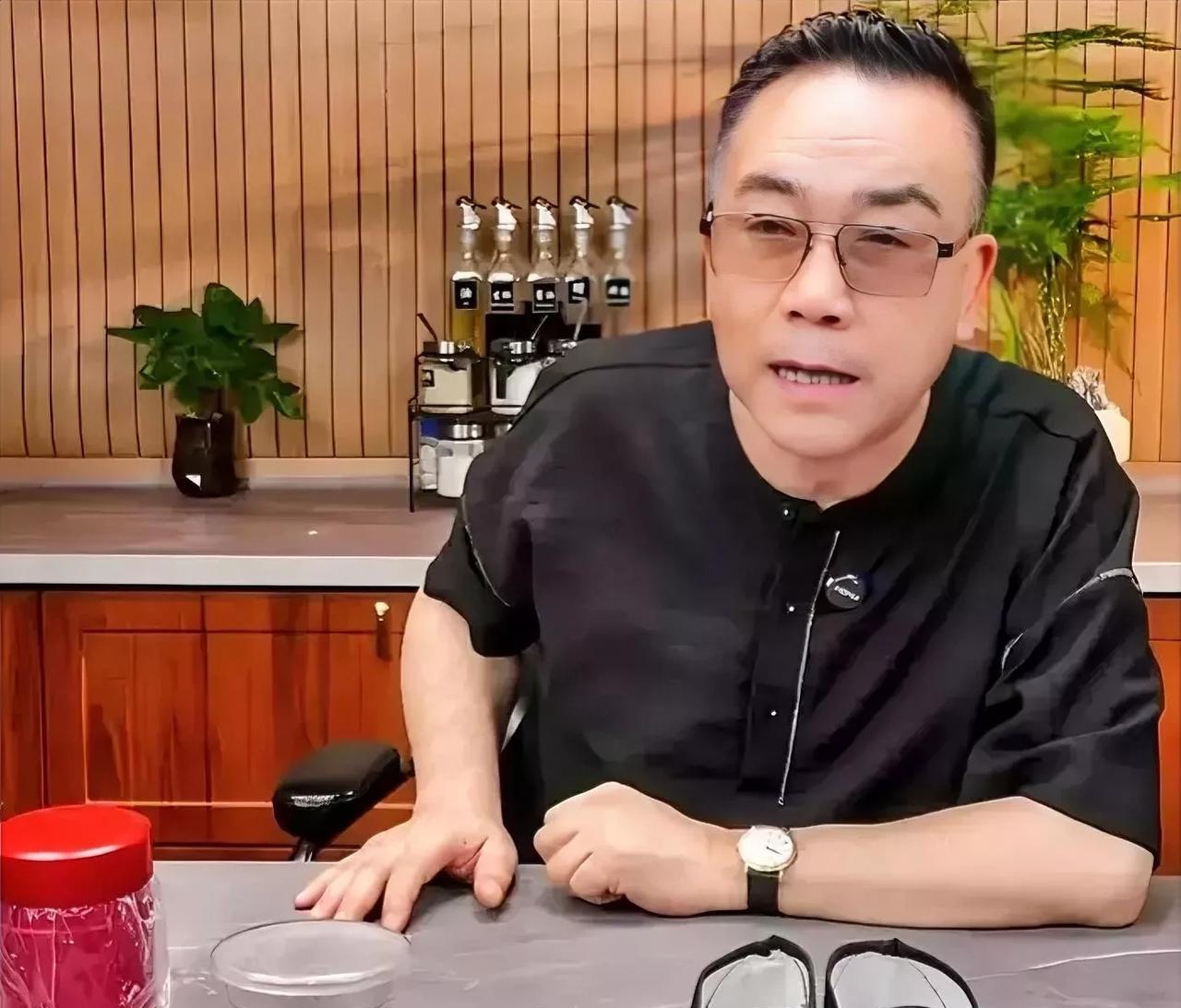 杨议又卖上小布鞋了。别说，他如今卖什么都赶不上卖这个小布鞋有感觉。感觉杨议卖小布