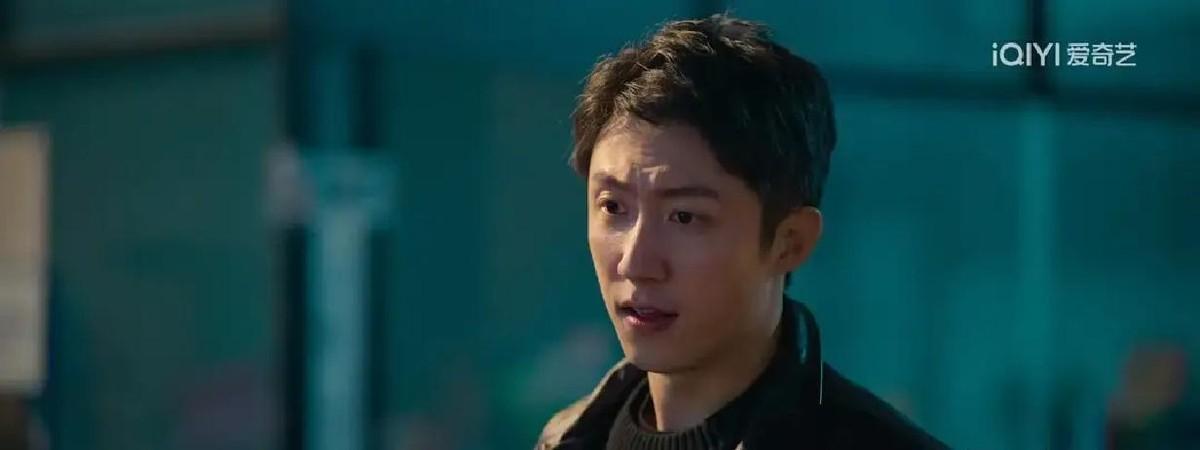 刘天也最后一枪干掉赵鹏，把兄弟情撕得粉碎。剧情里他原本是卧底，越陷越深后成了幕