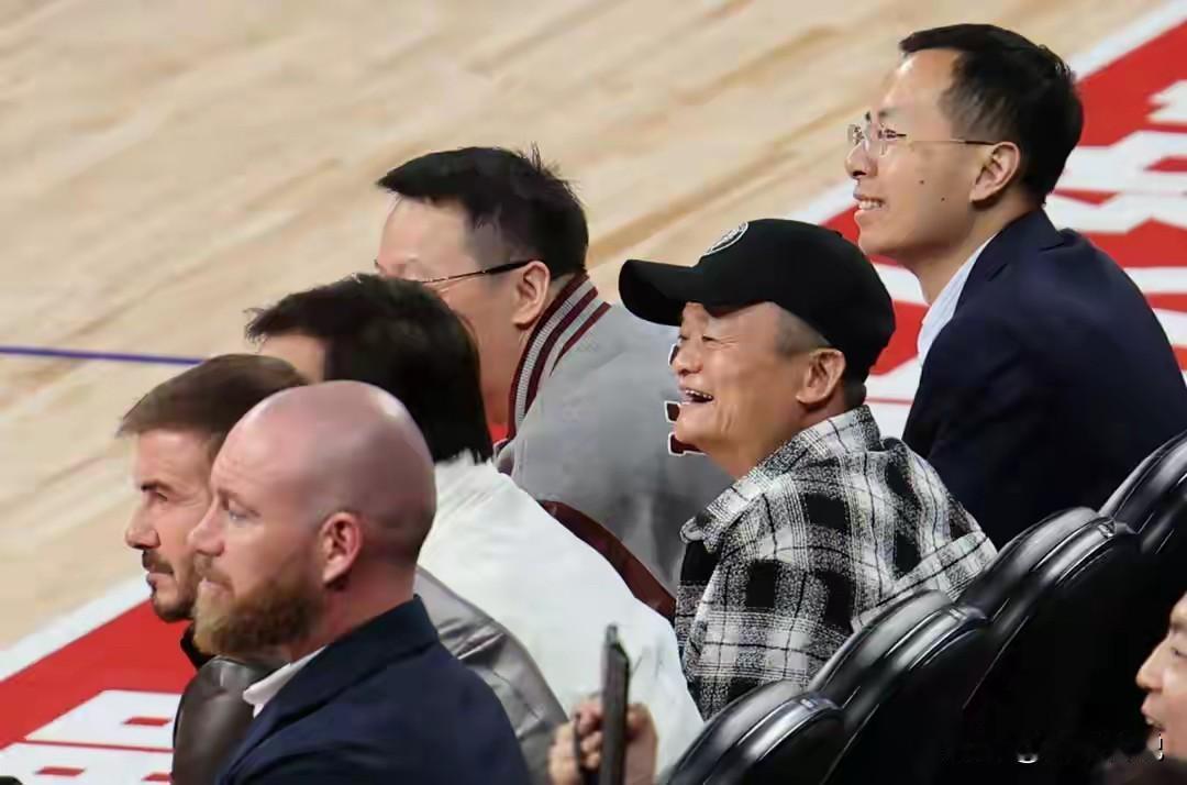 马云现身澳门观看NBA中国赛，有钱人的快乐大家不懂！高兴了可以花几十亿美元买一支