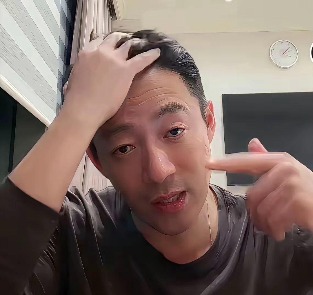 汪小菲在直播间摔了四个小时的手机，骂的不是别人，是他妈张兰。最狠的那句话，是他