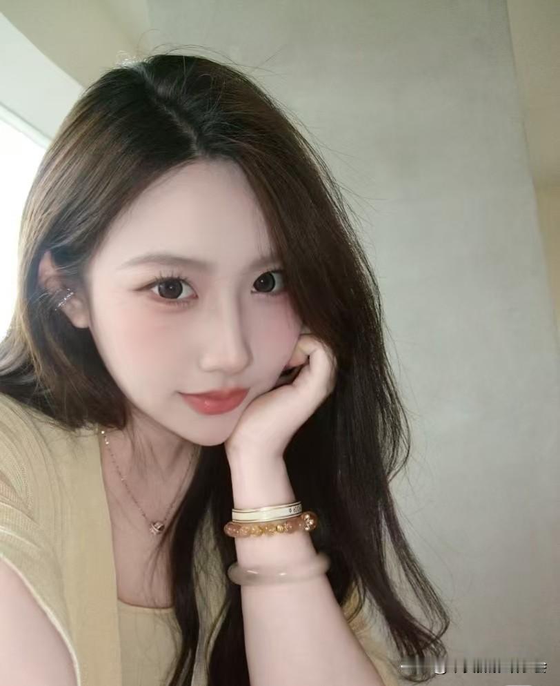 褪色的照片抽屉深处压着一沓老照片，边角微微卷起，色彩被岁月淘洗得发淡，像一