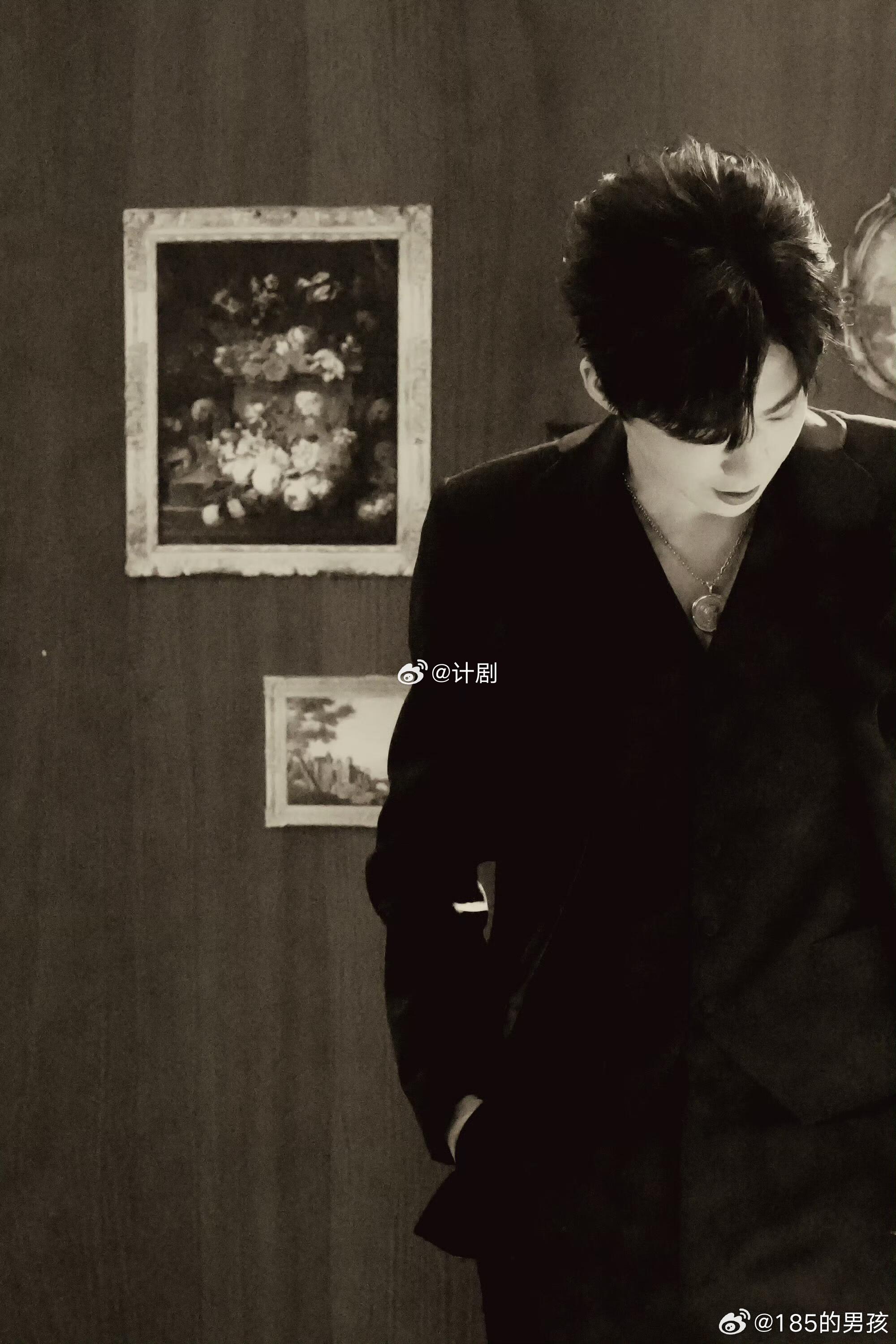 刘宇宁谁教你的这么会拍地球超新鲜里刘宇宁拿相机的样子真的太苏了，构图氛围感一把