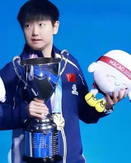 “三年三冠，莎莎必须感谢陈m！因为陈m如果不退出，莎莎根本没有机会”这是什