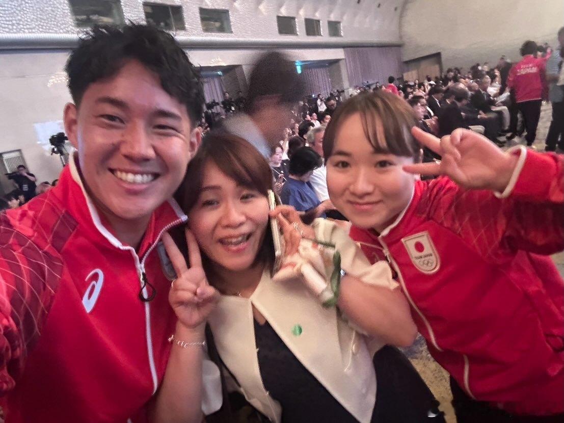 伊藤美诚和妈妈参加亚运会结团式🤳