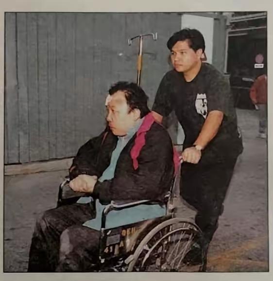 当年王晶被一群不明身份的人暴揍，后来全身缝了几十针，他对外却只是称小伤不碍事的，