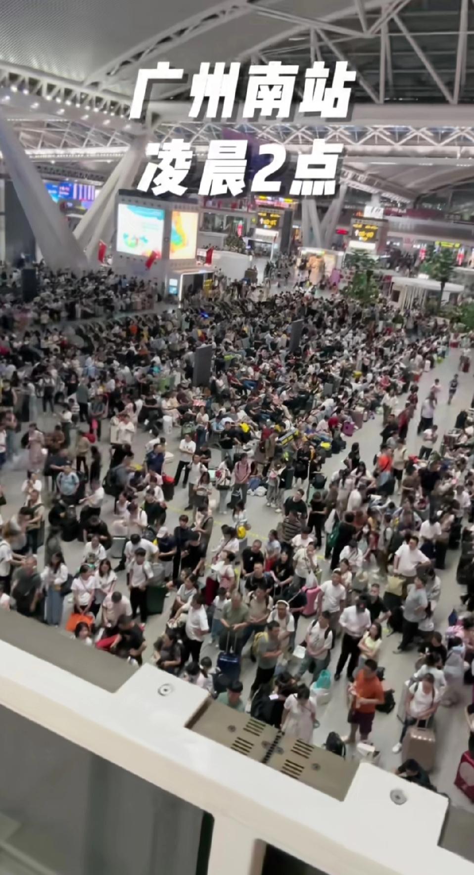 广州南站凌晨2点！错峰出行成笑话本以为凌晨2点的广州南站能躲过人群，结果现