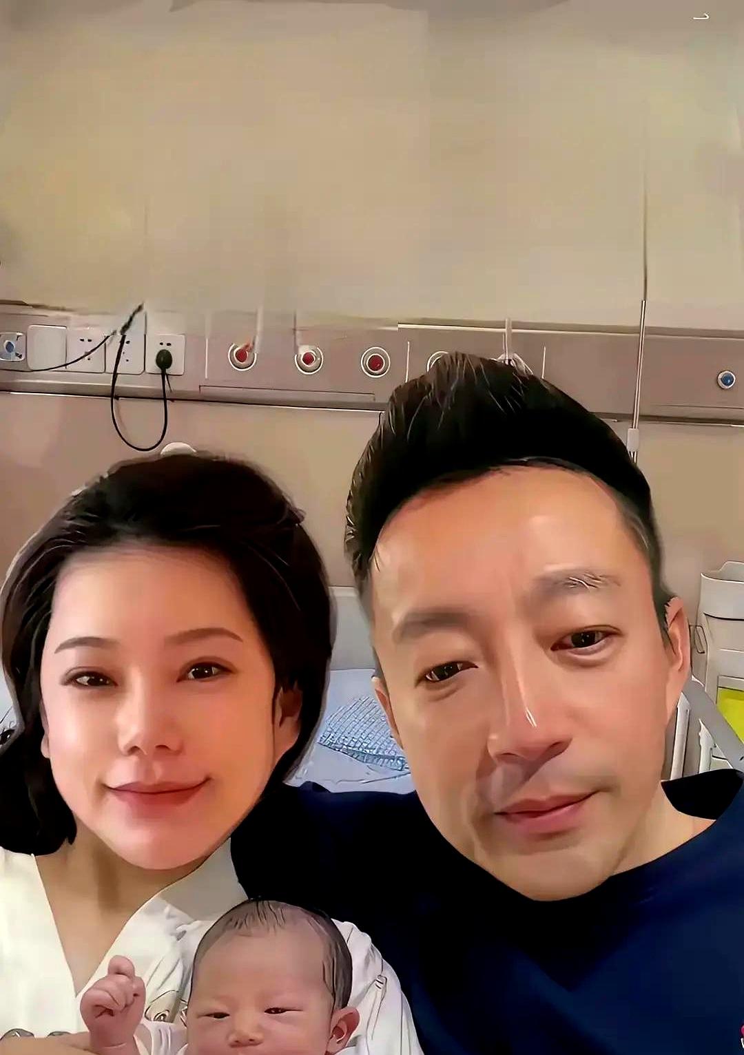 刚生完儿子两周的马筱梅，对着直播弹幕直接翻了个大白眼。网友追着问她住没住汪小