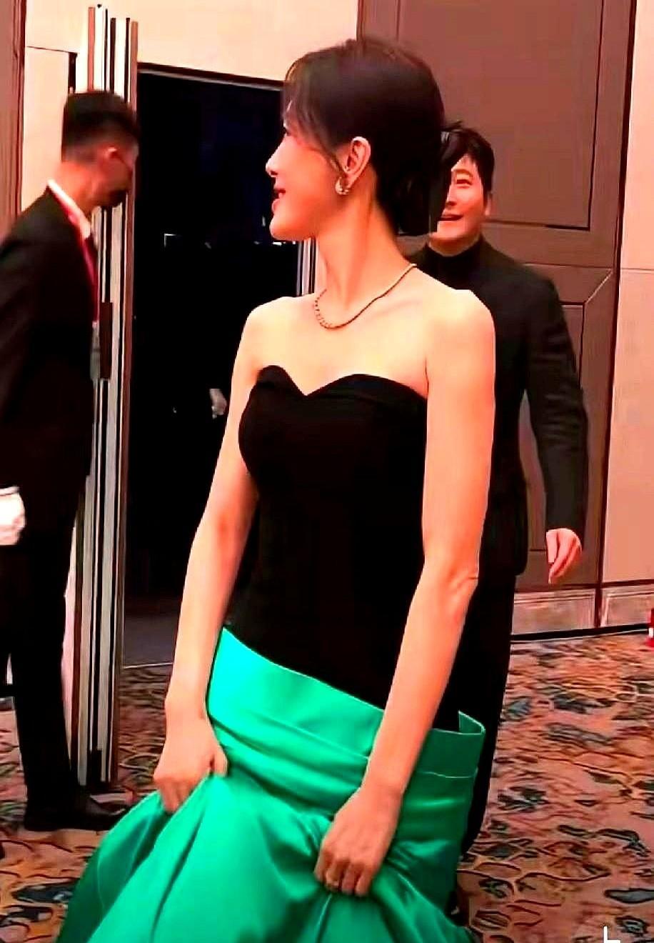 娱乐圈真的容不下「互怼式友情」？郭京飞秦岚在TOD'S后台的30秒，直接把「安