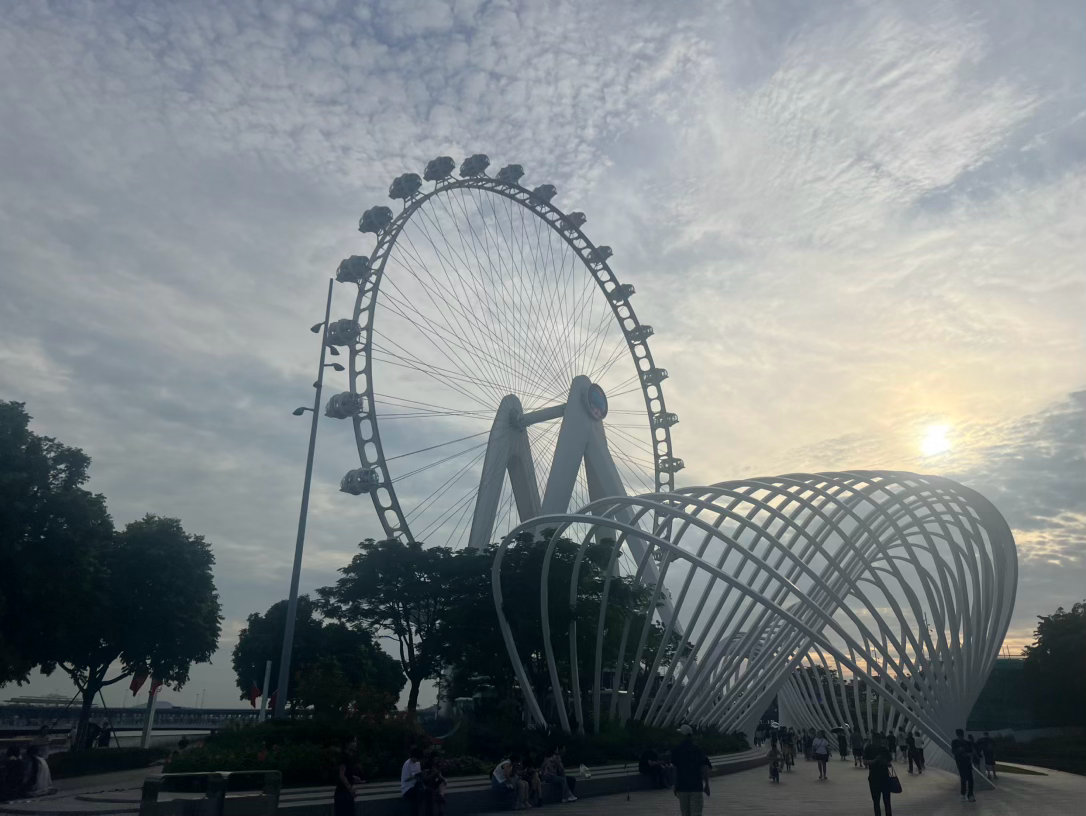 现在人才流动的趋势很清晰。北上广对年轻人的吸引力，依旧独一档。深圳、杭州、成都，