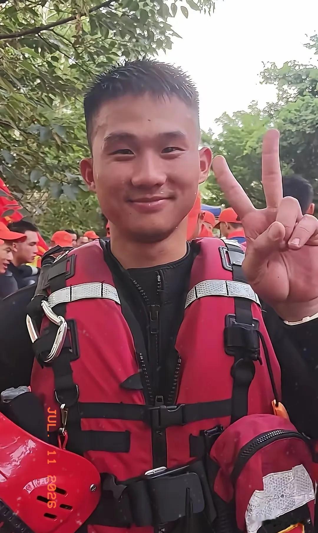 那个火遍全网的“泡饭哥”找到了，7月9日，一名消防员坐在雨中吃饭的视频火遍全网