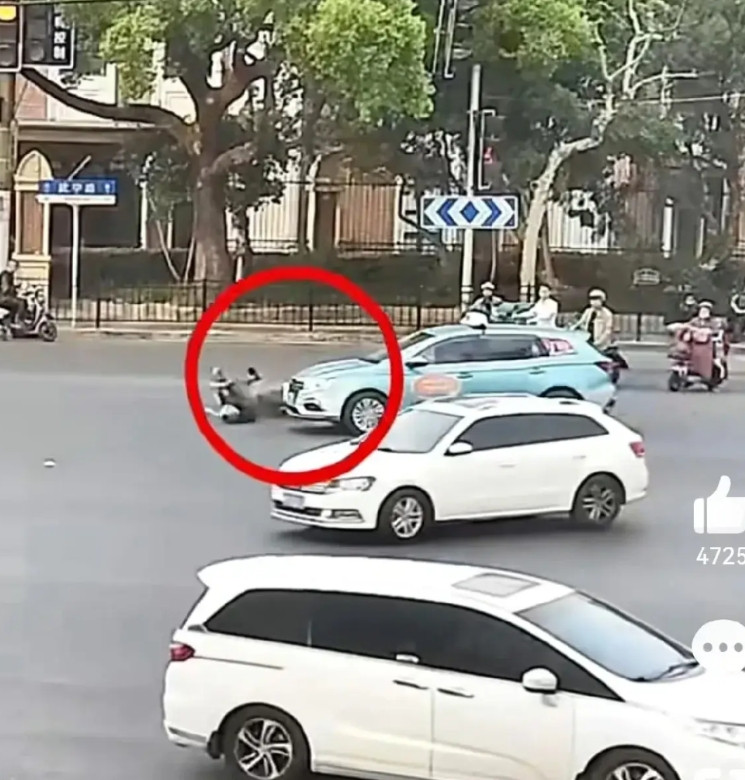 上海这个交警要火，带了一个好头，建议全国学习，都这样处罚，以后就没人敢闯红灯了。