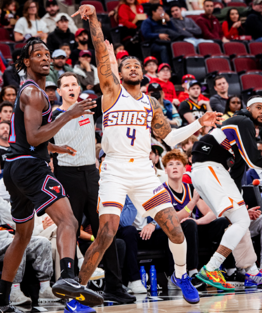 奥特想要的应该是今天第四节的格林突破到篮下吸引包夹，分了几个好球，一个给右侧