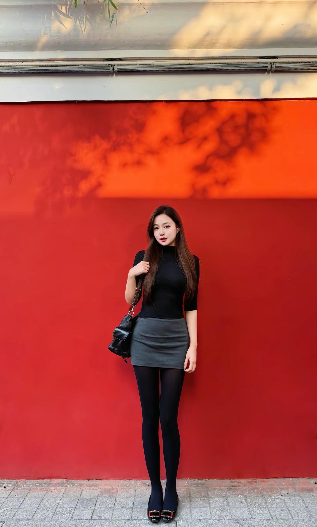 都市红衣少女，时尚黑裙搭配，都市风范十足！