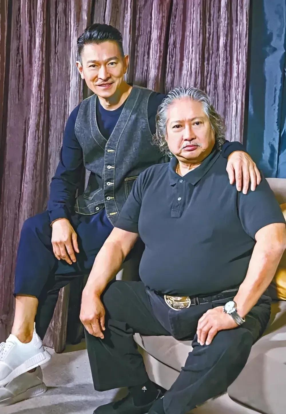 刘德华与洪金宝，据说在香港娱乐圈里，只有刘德华才敢把手搭在洪金宝的肩膀上，敢和他