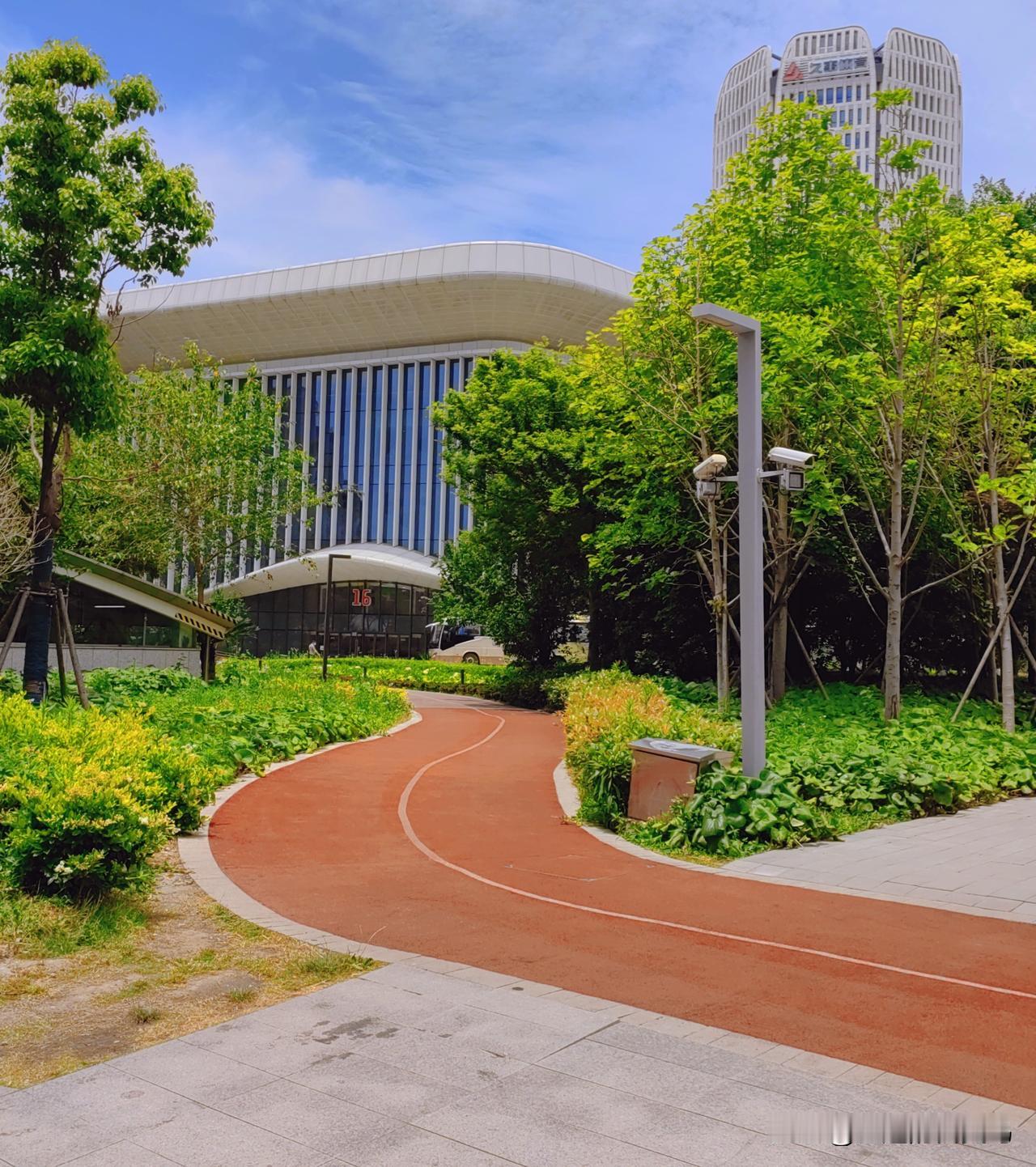 这上联的结构并不复杂，“清清楚楚”是AABB式的叠词，描绘出一种清晰、明白的状态