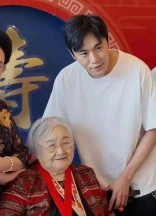太羡慕秦昊了，外婆94岁生日，伊能静和婆婆勾肩搭背像是品母女，一家人的关系好融洽